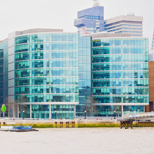 Thames Nehri windows Londra'nın şehir ev ve ofis    - Fotoğraf, Görsel