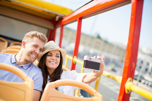 Jovem casal em um ônibus turístico
 - Foto, Imagem