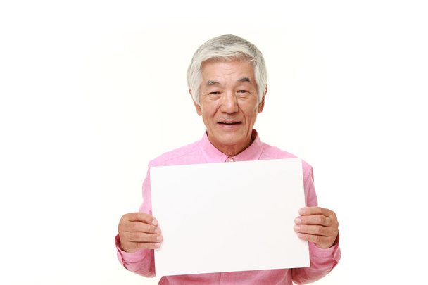 vanhempi japanilainen mies kanssa ilmoitustaulu
 - Valokuva, kuva