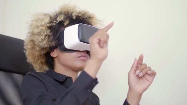 Businesswoman working in virtual reality - Footage, Video