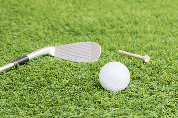 Pallone da golf e golf club su erba verde
 - Foto, immagini