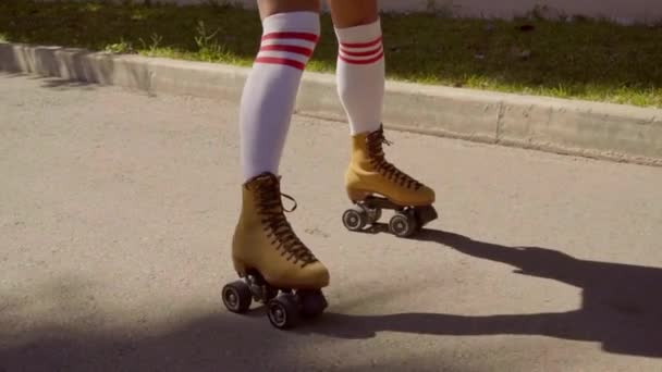 kadın ayakları üzerinde vintage tekerlekli paten - Video, Çekim