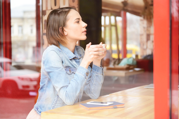 Young woman in cafe - Foto, afbeelding