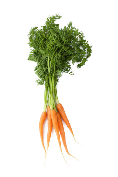 Groupe de carottes avec poutre de feuilles isolées
  - Photo, image