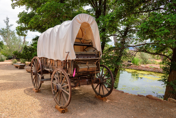 Old covered wagon from the days of the wild west - Photo, Image