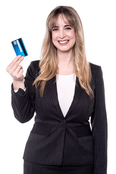  lady showing her cash card - Foto, afbeelding