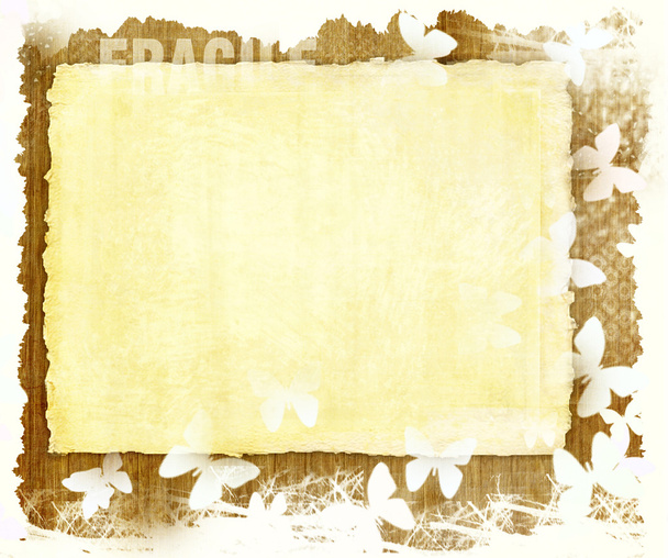 Hoja de papel en blanco sobre fondo grunge de madera con mariposa blanca
 - Foto, imagen