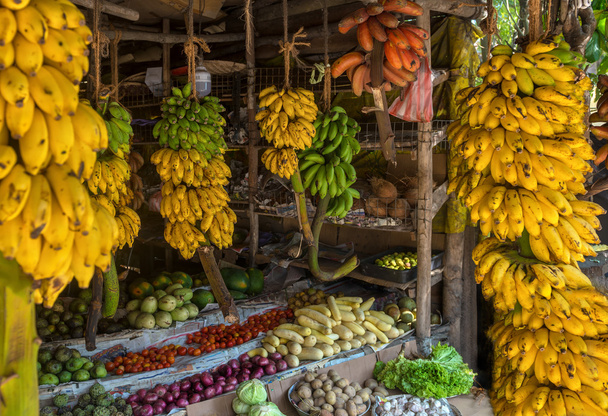 Lokális piac különböző gyümölcs, banán, papaya - Fotó, kép