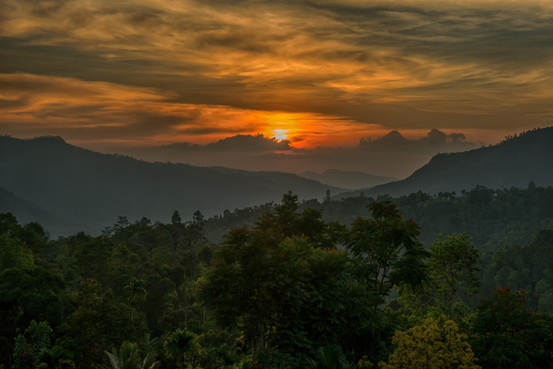 Pôr-do-sol e paisagem vale montanha
 - Foto, Imagem