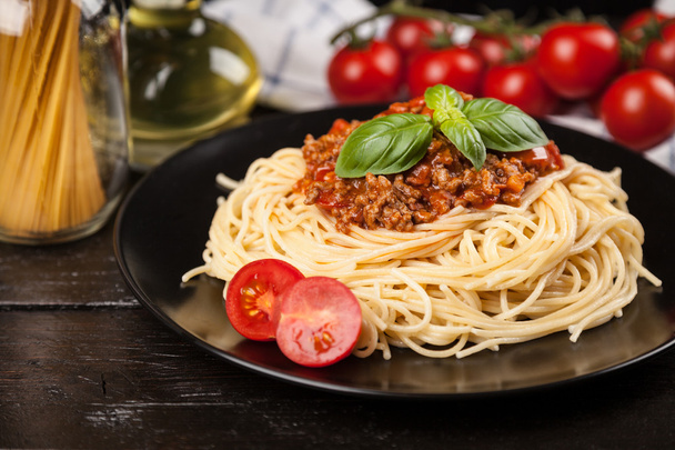 Espaguetis boloñeses sobre fondo oscuro
 - Foto, imagen