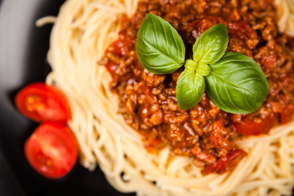 Spaghetti Bolognese auf dunklem Hintergrund - Foto, Bild