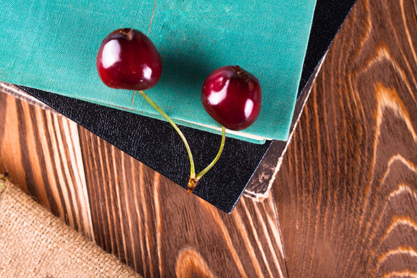 Cherry na białym tle na drewno - Zdjęcie, obraz