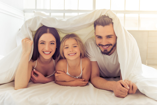 familia feliz en la mañana
 - Foto, Imagen