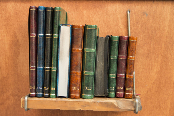 ράφι βιβλίων σε ξύλο - Φωτογραφία, εικόνα