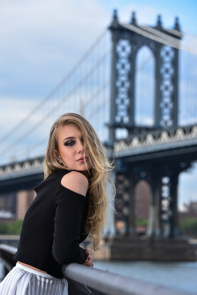 На відкритому повітрі портрет молодої блондинки чуттєвої жінки позує в елегантному одязі на пірсі
  - Фото, зображення