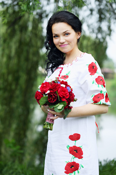 Beautiful bride in a dress with embroidery - Foto, Imagen