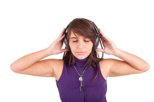Genç kadın müzik dinliyor. - Fotoğraf, Görsel