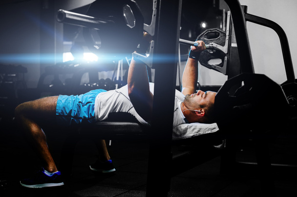 handsome fitness man weightlifting in gym - Fotografie, Obrázek