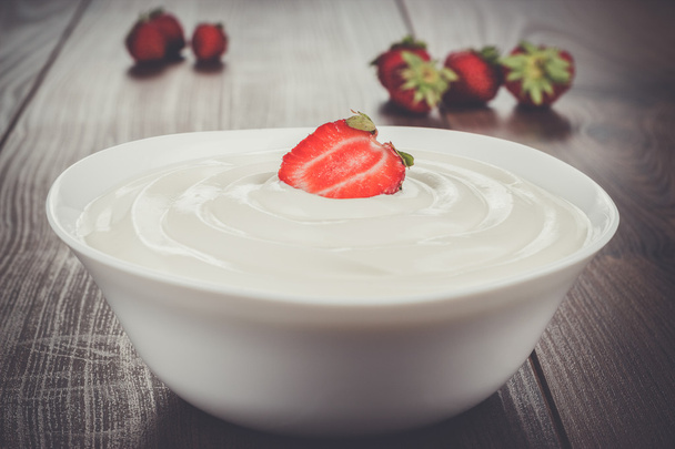 white bowl full of sour cream with strawberry - Foto, immagini