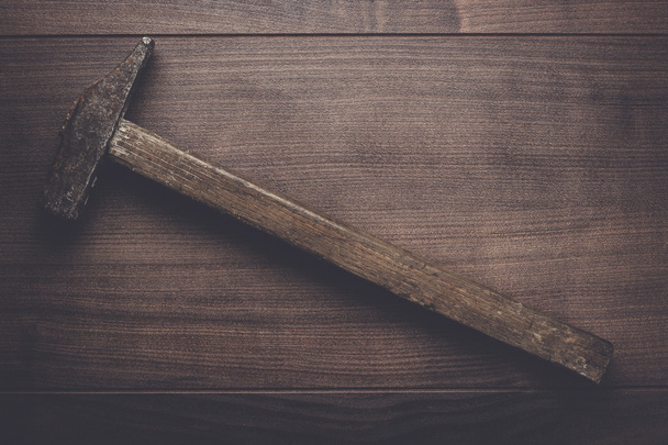 Vecchio martello arrugginito sul tavolo
 - Foto, immagini