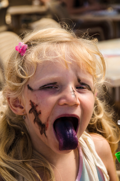 enfant avec peinture faciale et langue colorée
 - Photo, image