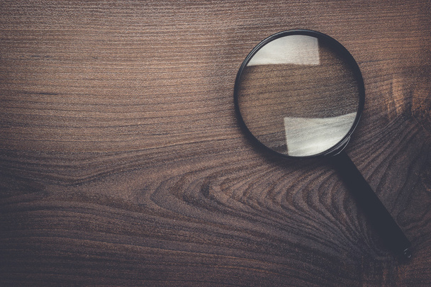 magnifying glass on wooden background - Valokuva, kuva