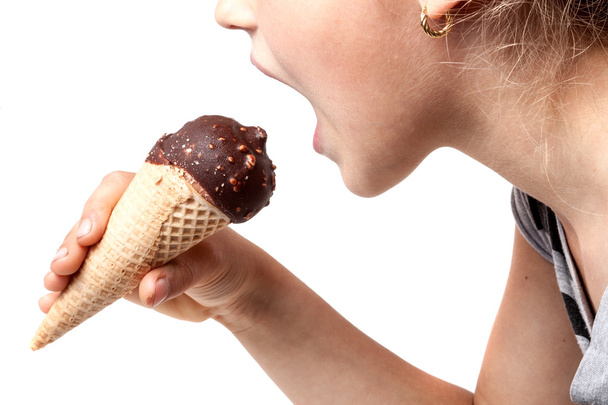 Beyaz arka plan üzerinde izole dondurma yiyen kız - Fotoğraf, Görsel