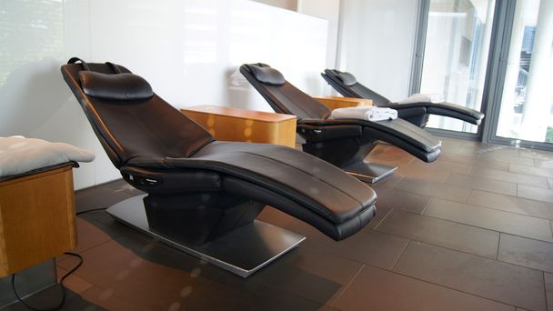 Leere Stühle in einer First-Class-Lounge am Flughafen - Foto, Bild