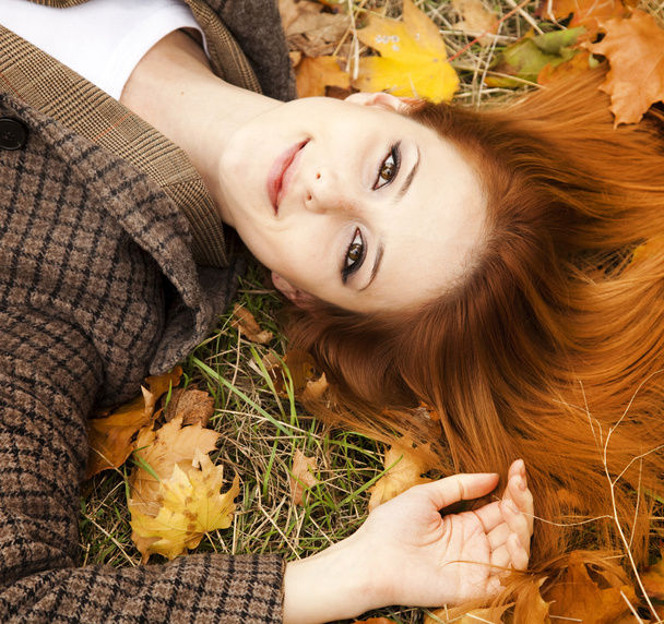 Portrait of red-haired girl in the autumn park. - Foto, imagen