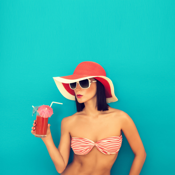 Femme sensuelle avec des lunettes de soleil boire un cocktail
 - Photo, image