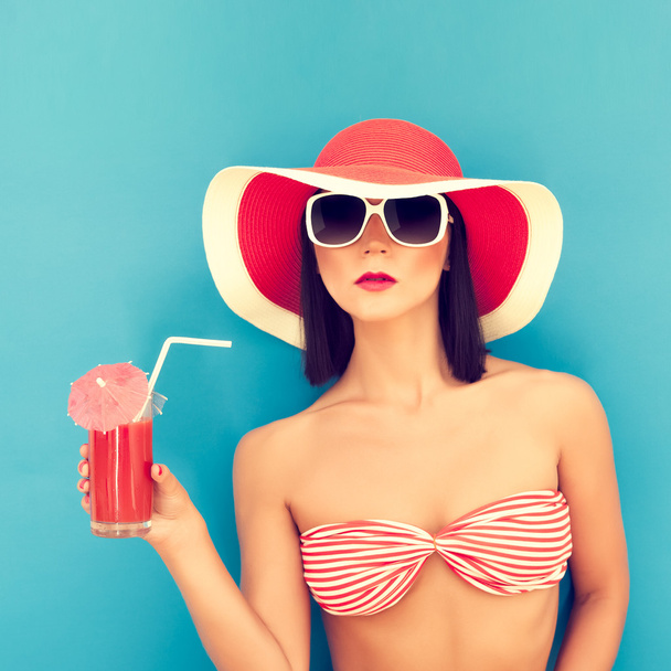 Sensual woman with sunglasses drinking a cocktail - 写真・画像