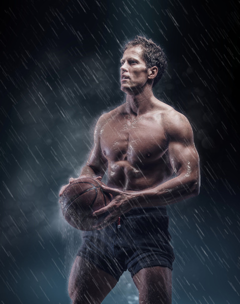 jogador de basquete molhado sem camisa
 - Foto, Imagem