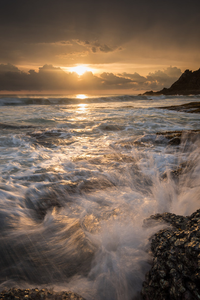 Meereswellen schlagen gegen Felsen am Strand - Foto, Bild