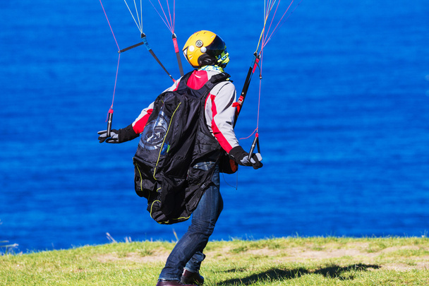 Homme contrôlant le parachute par temps venteux
. - Photo, image