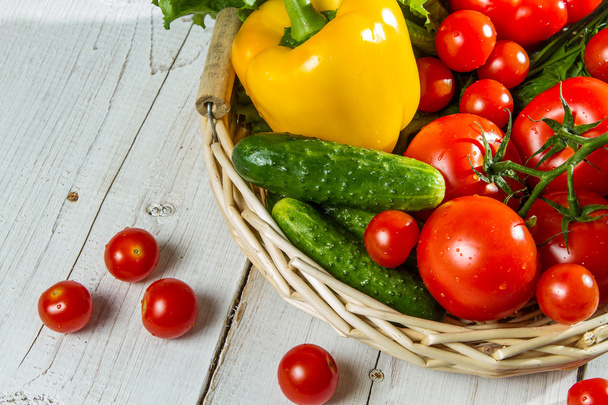 Fresh vegetables in a wicker basket - Zdjęcie, obraz