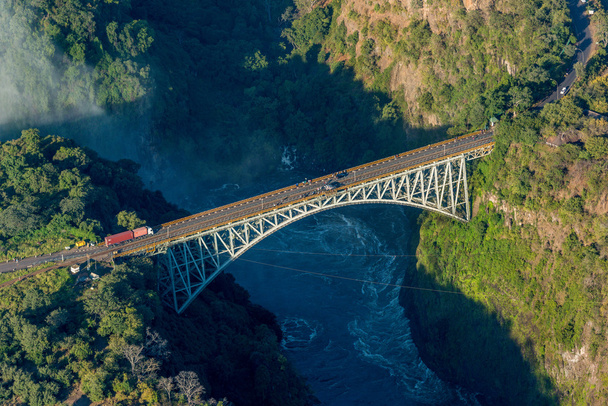 Вид с воздуха на подвесной мост водопада Виктория
 - Фото, изображение