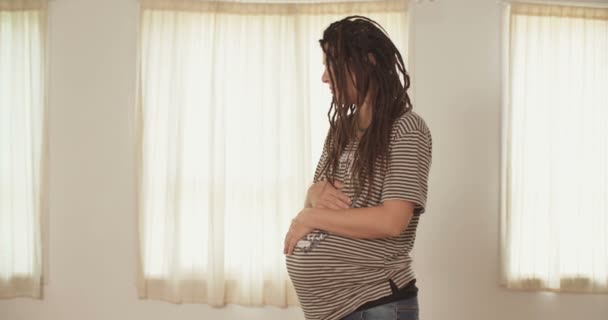 Pregnant woman with dreadlocks - Кадры, видео