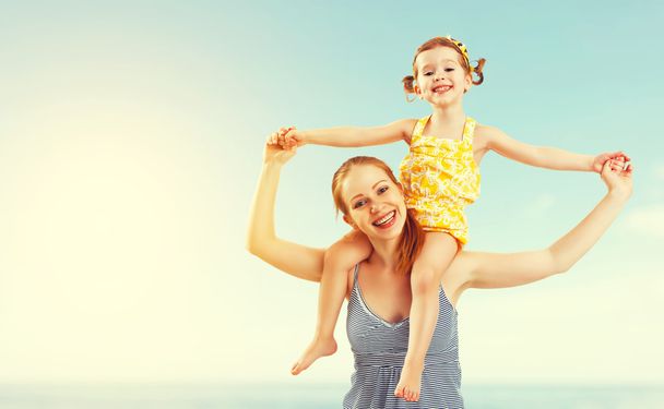 ビーチで幸せ家族母と子の娘  - 写真・画像
