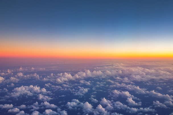 Volando sopra le nuvole. vista dall'aeroplano, soft focus - Foto, immagini