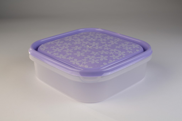 Пластикова коробка з барвистою кришкою
 - Фото, зображення