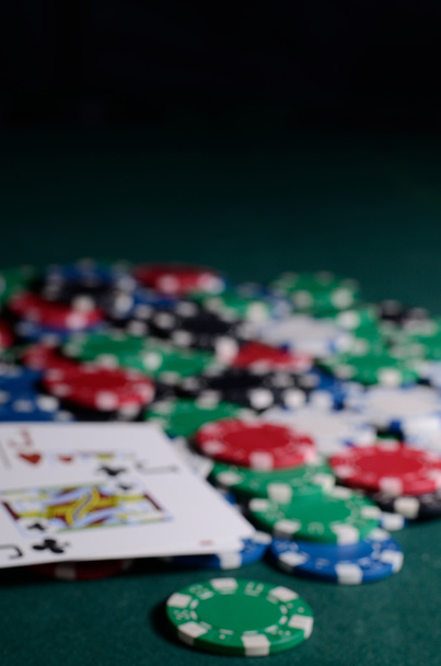 Rozmazané žetonů na zeleném pozadí. Pokerové téma - Fotografie, Obrázek