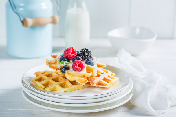 Homemade waffels with berry fruits for breakfast - Foto, afbeelding