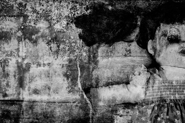 Заброшенная, брошенная кукла, лежащая на старой деревянной
 - Фото, изображение
