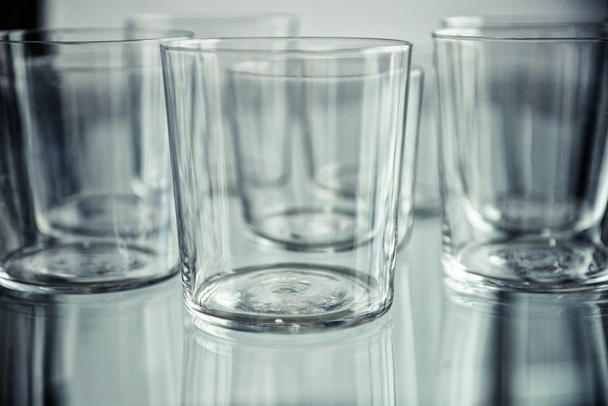 closeup reflexe prázdných sklenic - Fotografie, Obrázek