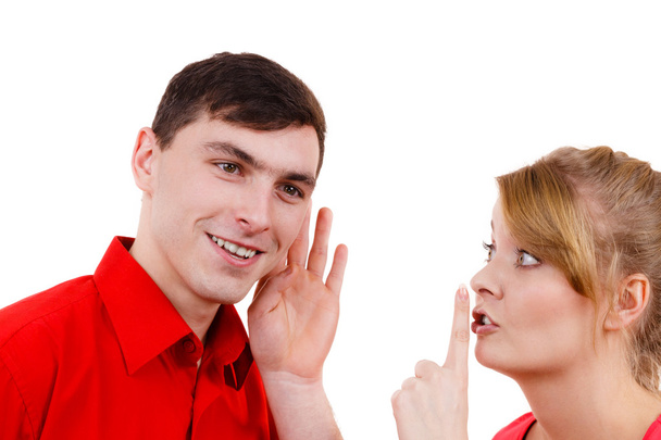 Mujer contando al hombre algunos secretos, pareja hablando
  - Foto, Imagen