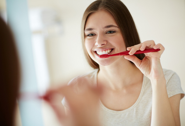 Mujer cepillándose los dientes - Foto, Imagen