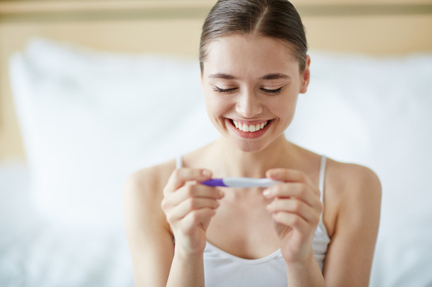 Femme avec test de grossesse - Photo, image