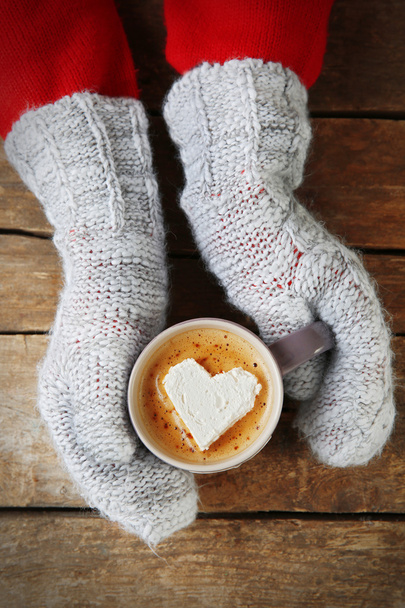 mãos femininas segurando xícara de café - Foto, Imagem