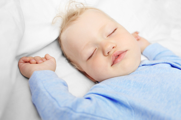 Baby sleeping on bed - Valokuva, kuva