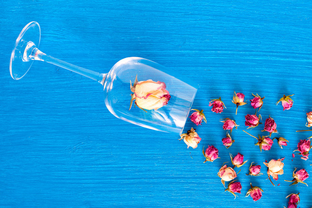 composition of dry roses in a glass diagonal - Foto, Imagen